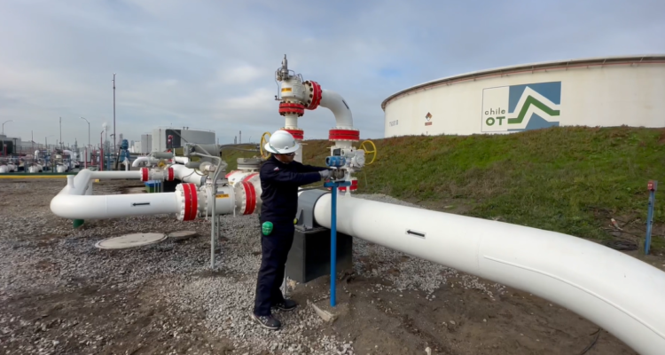 Enap reporta que ya está procesando el crudo proveniente del oleoducto que une Argentina con Bío Bío