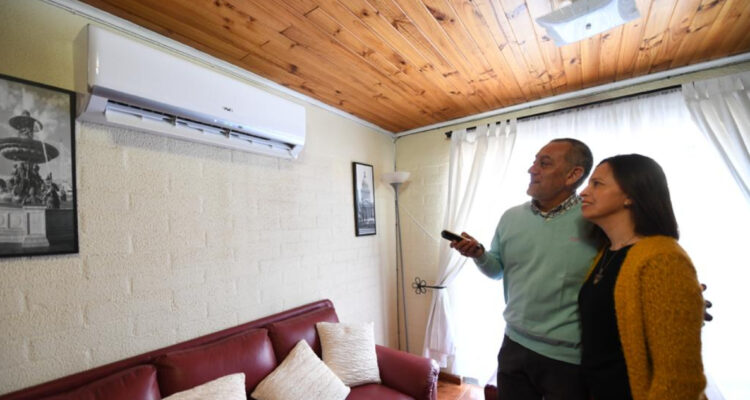 Programa de Enel X cambia gratis las estufas a leña por aire acondicionado en estas 18 comunas