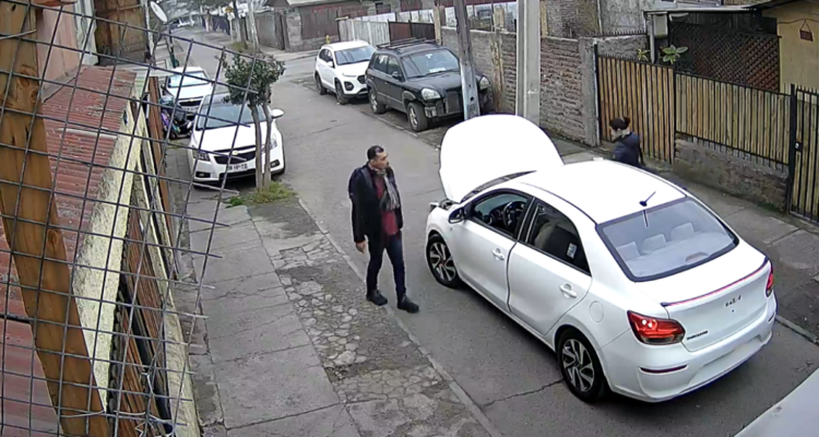 Graban a delincuente robando un auto tras engañar a su dueña en la RM: huyeron con el capot abierto