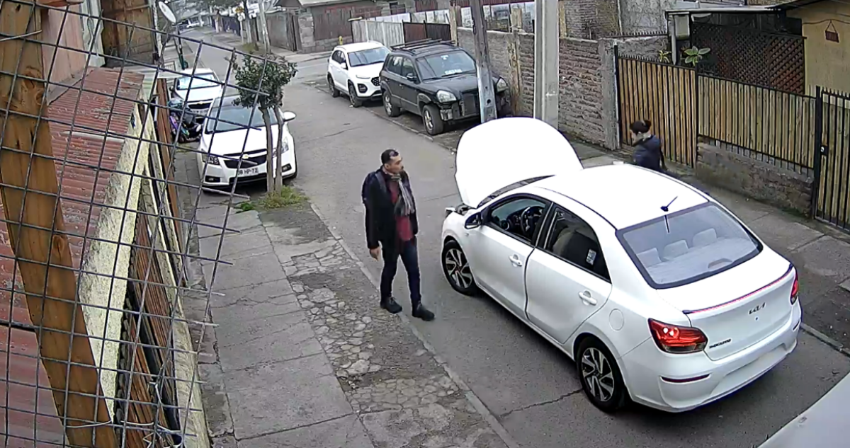 Graban a delincuente robando un auto tras engañar a su dueña en la RM: huyeron con el capot abierto