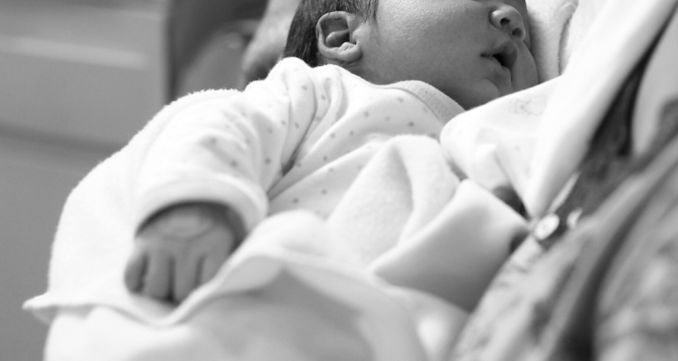 “Preguntaban cuándo me drogaba”: error en medida de protección del H. Higueras afecta a mamá de rn