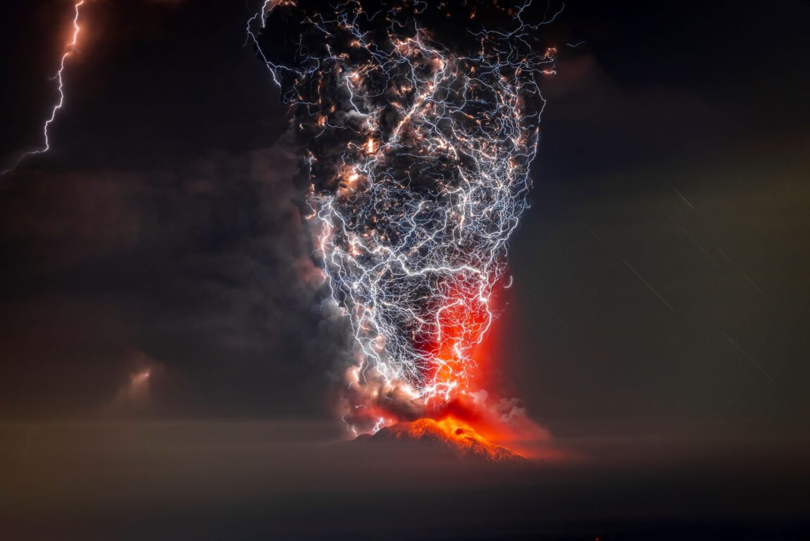 Fotógrafo chileno ganó premio internacional por inédita foto de la erupción del volcán Calbuco en 2015