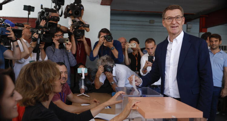 El líder del Partido Popular, Alberto Núnez Feijóo, ejerce su derecho al voto en el colegio Ramiro Maeztu de Madrid