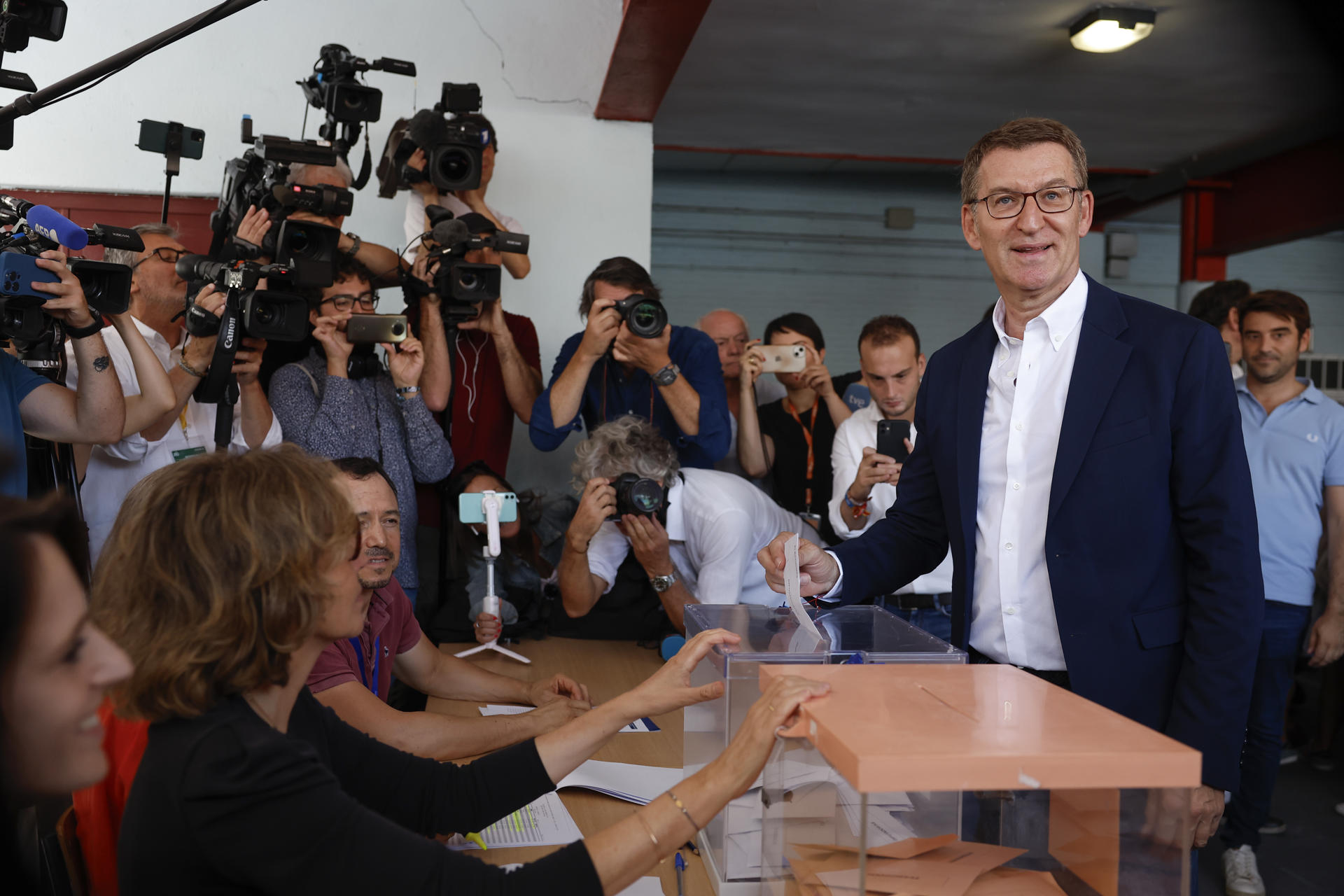 El líder del Partido Popular, Alberto Núnez Feijóo, ejerce su derecho al voto en el colegio Ramiro Maeztu de Madrid