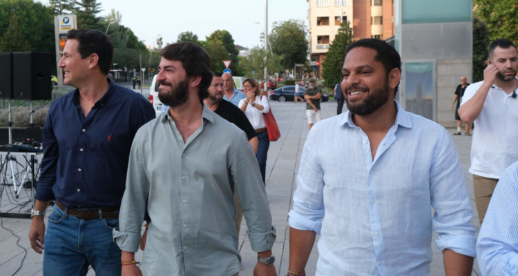 Ignacio Garriga (a la derecha) durante las votaciones