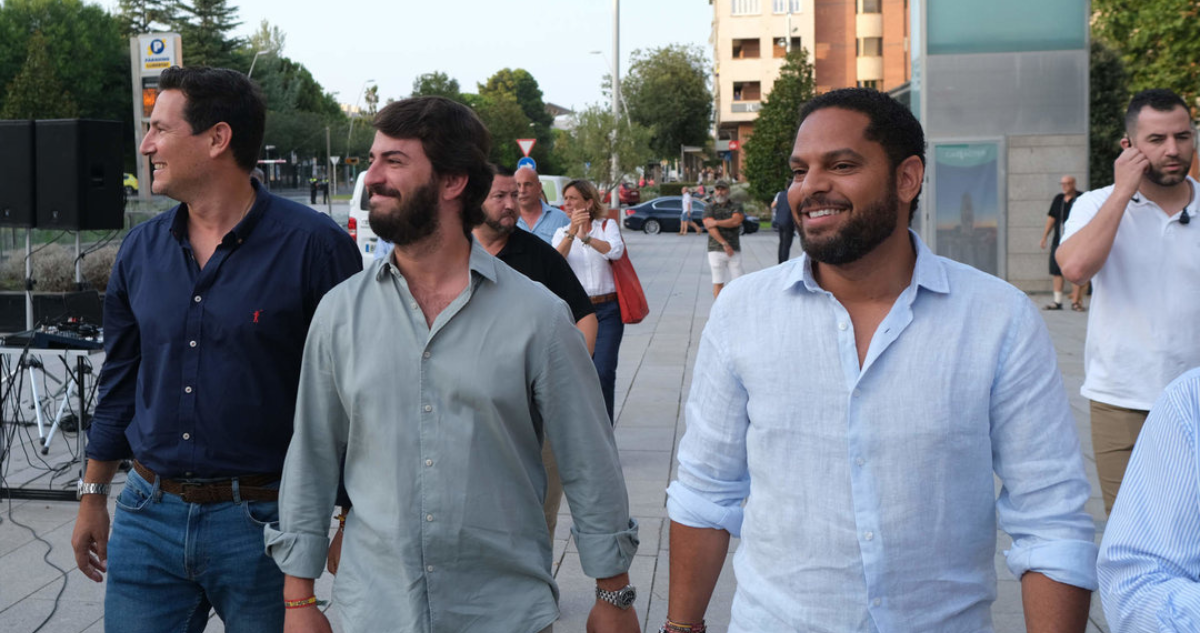 Ignacio Garriga (a la derecha) durante las votaciones