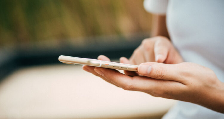 Mujer sosteniendo un celular