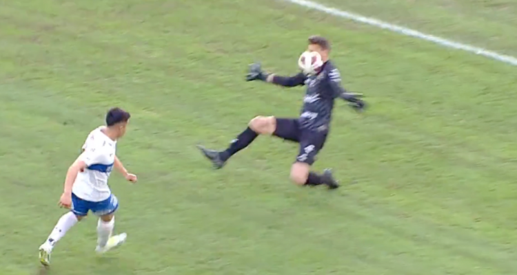 Alexander Aravena reventó la pelota en la cara de Franco Torgnascioli.