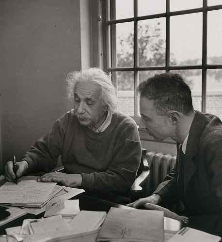 Albert Einstein y Robert Oppenheimer