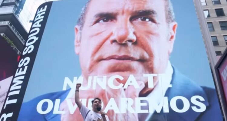 Fabrizio Copano proyecta imagen de Checho Hirane en Time Square: “Nunca te olvidaremos”