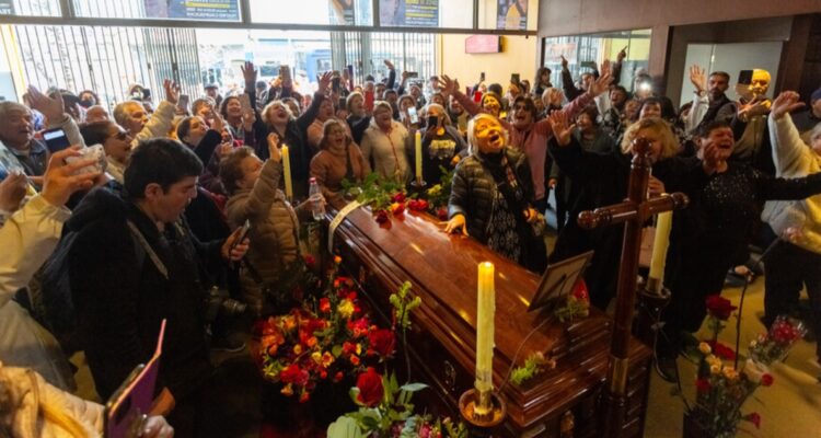 Filas, cantos y flores: Centenares llegan a despedir a Cecilia en su velatorio en el Teatro Caupolicán