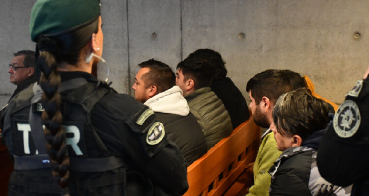 Prisión preventiva para 8 de los 9 acusados por robo con homicidio en el Aeropuerto de Santiago