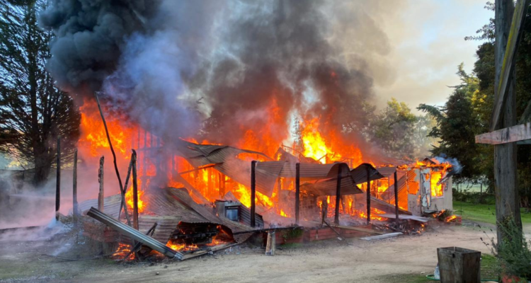 Incendio al interior de reserva nacional Lago Peñuelas deja una vivienda y vehículo destruidos