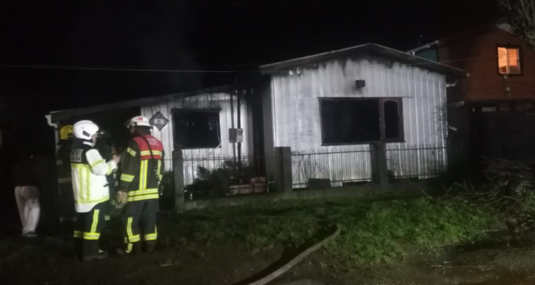 Una vivienda destruida, cuatro damnificados y una bombera lesionada deja incendio en Valdivia