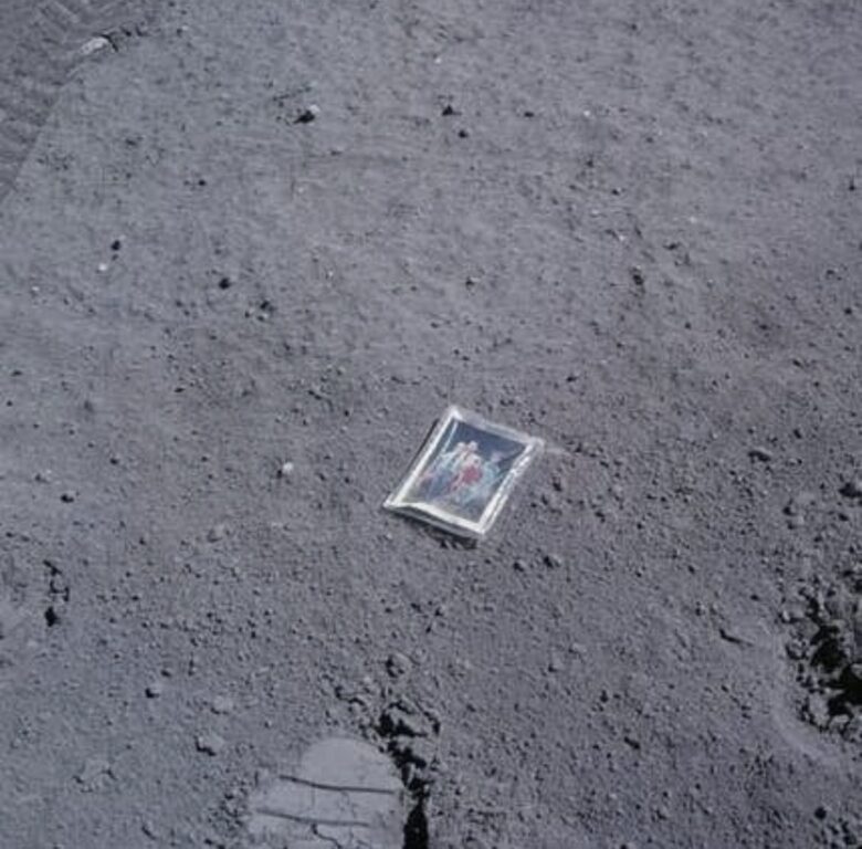 ¿Es cierto que un astronauta dejó una foto de su familia en la Luna y permanece intacta hasta hoy? 