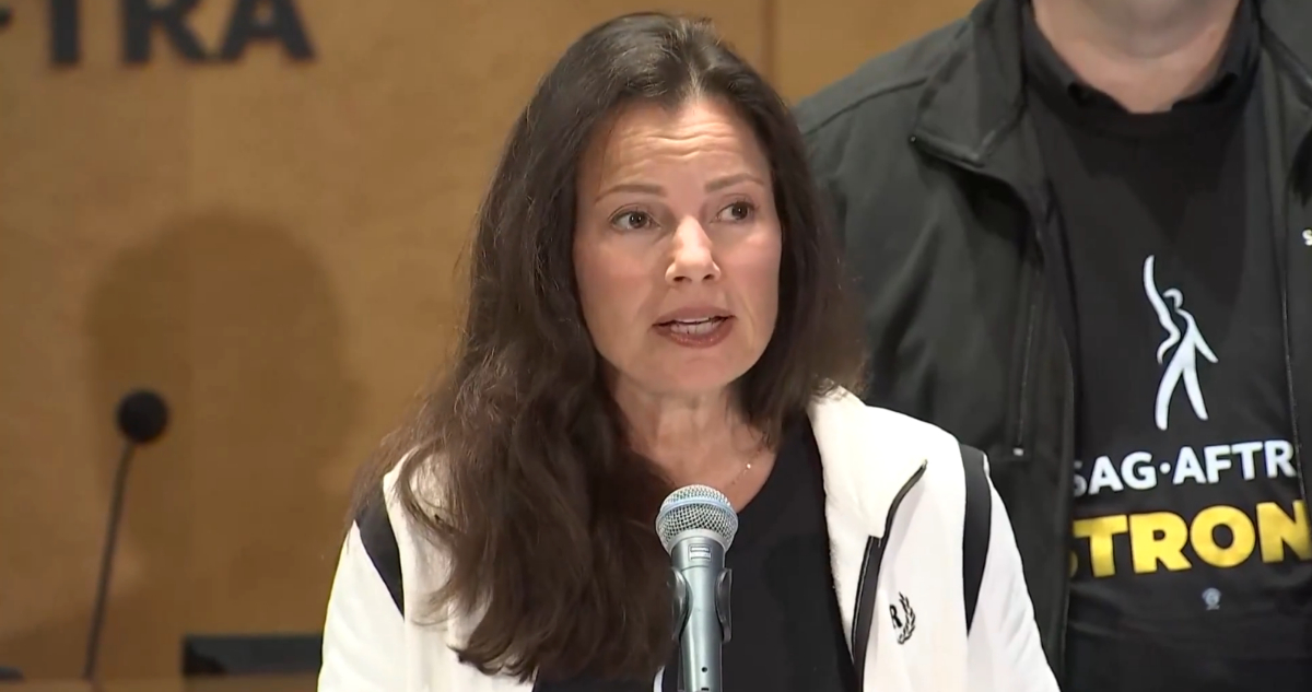 La actriz Fran Descher hablando de la huelga del sindicato de actores de Estados Unidos.