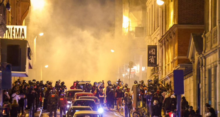 Francia en llamas incendios, policías heridos y 700 detenidos deja quinta jornada de protestas