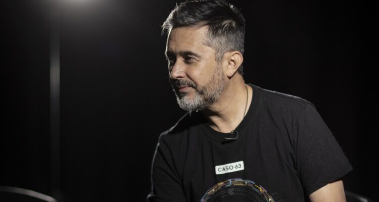 “Freeland”: La nueva novela distópica del autor de “Caso 63” que aborda los peligros del terraplanismo