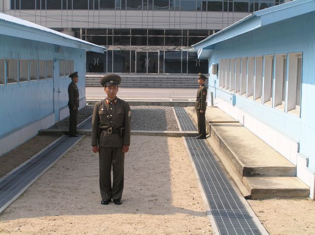 Soldados norcoreanos en la zona, al norte de la frontera.