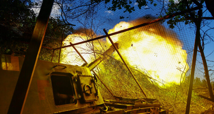 Fuerzas ucranianas obligan el retroceso ruso y ganan terreno con artillería pesada en Bajmut