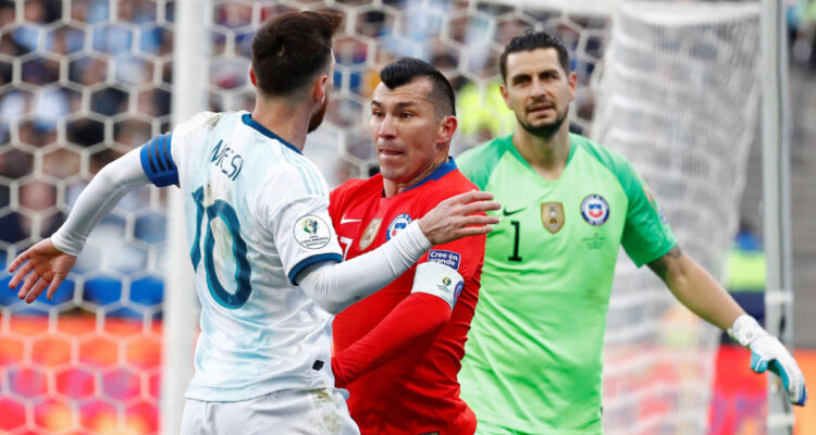 Gary Medel pelea con Messi en Copa América 2019