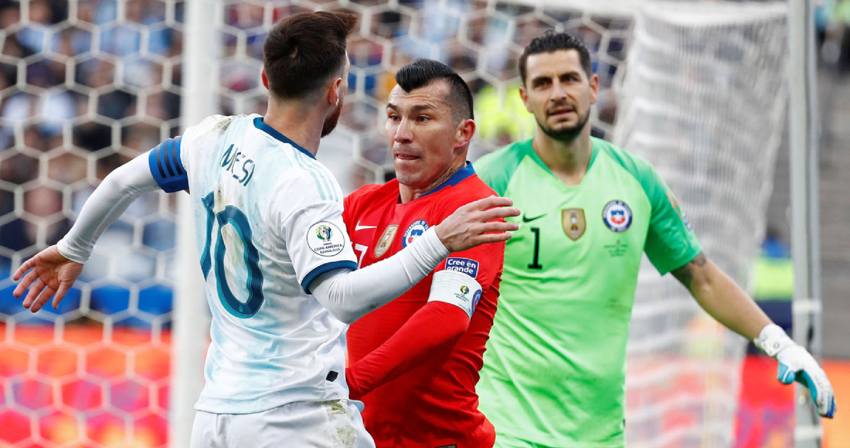 Gary Medel pelea con Messi en Copa América 2019