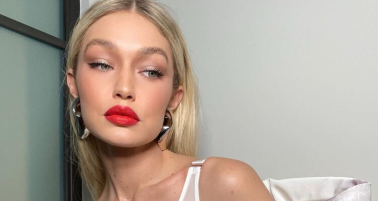 Gigi Hadid posa mirando hacia abajo. La modelo fue detenida por porte de drogas en Islas Caimán.