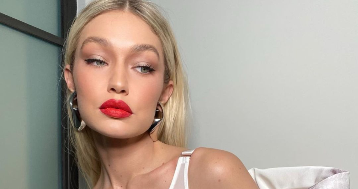 Gigi Hadid posa mirando hacia abajo. La modelo fue detenida por porte de drogas en Islas Caimán.