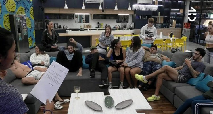 Integrantes de Gran Hermano hablando del nuevo integrante del espacio.