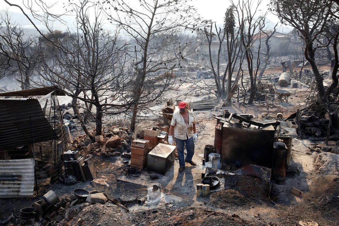 Un residente inspecciona los daños en su propiedad en Dervenochoria, región de Attica