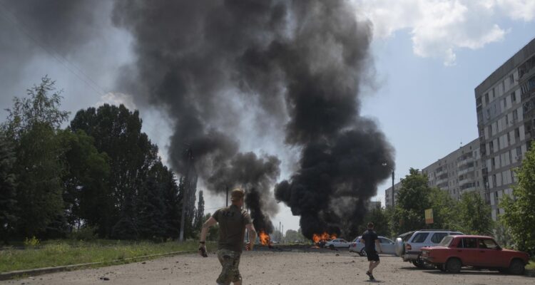 Ataque ruso con cohetes en Pervomaiskyi, en el este de Ucrania