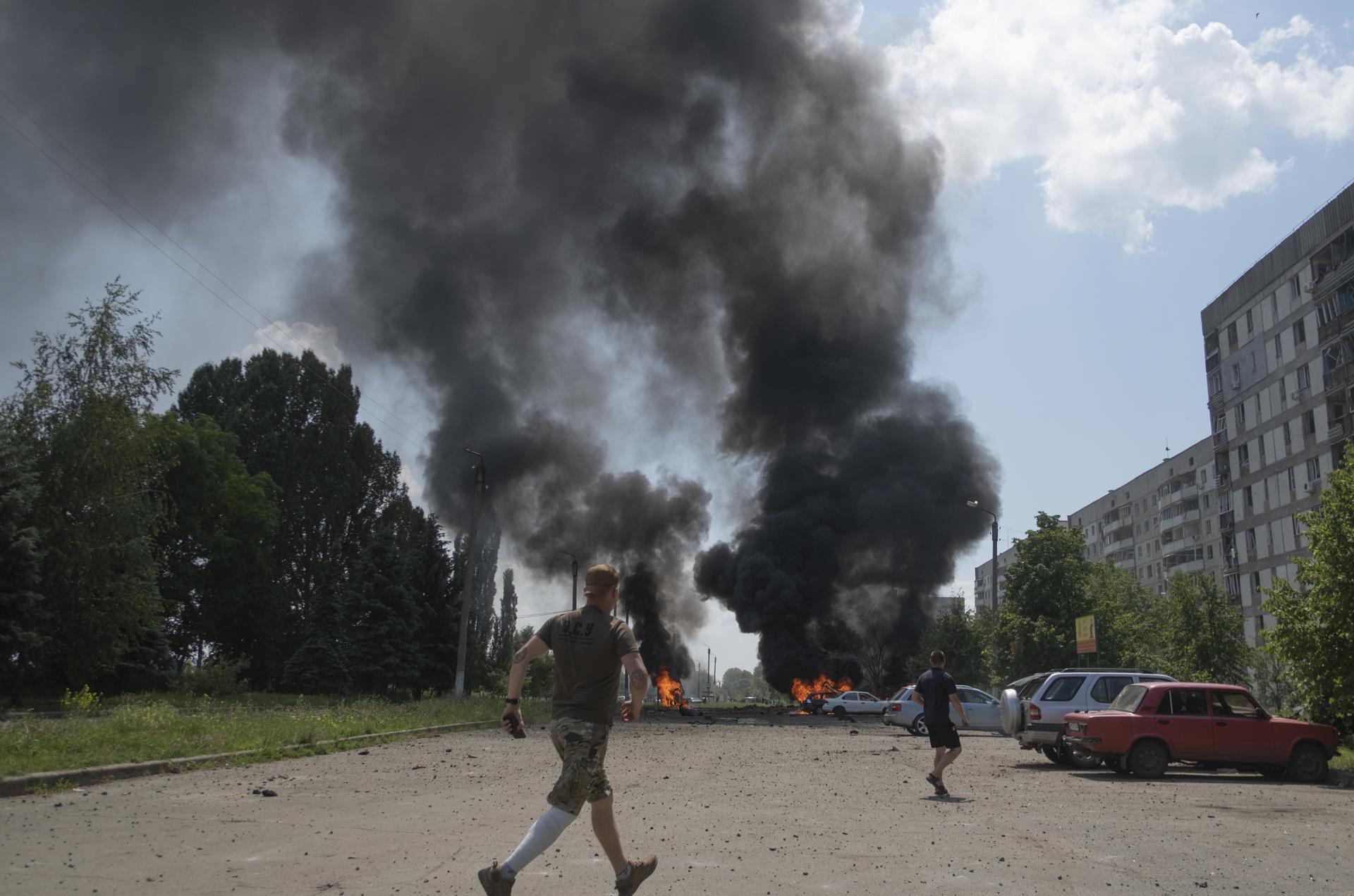 Ataque ruso con cohetes en Pervomaiskyi, en el este de Ucrania