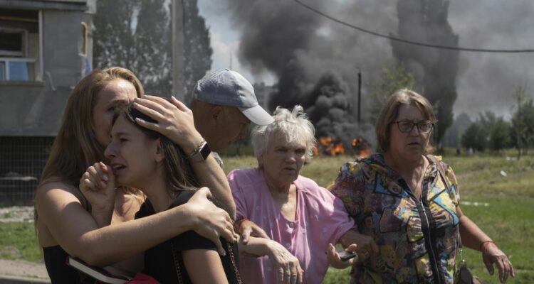 Ataque ruso con cohetes en Pervomaiskyi, en el este de Ucrania