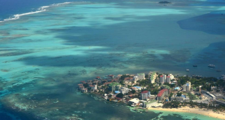 Vista aérea de la isla de San Andrés, Colombia, en 2013
