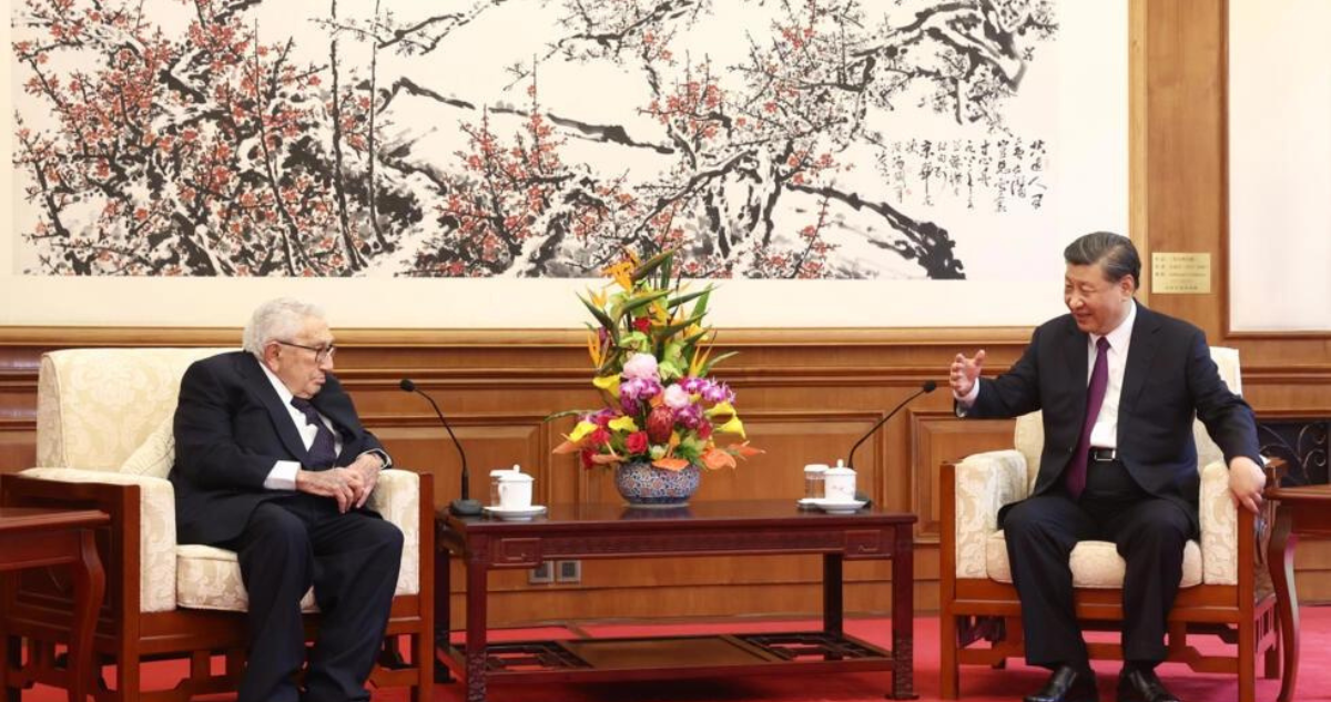 Kissinger y Jinping durante la reunión