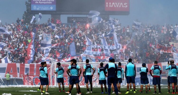 Hinchas de la UC hacen campaña en redes para el arribo de elogiado DT sudamericano