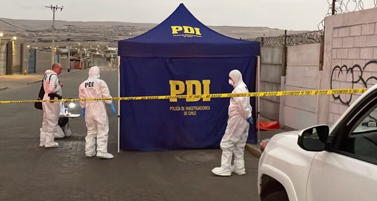 PDI trabajando en el lugar del homicidio en Arica.