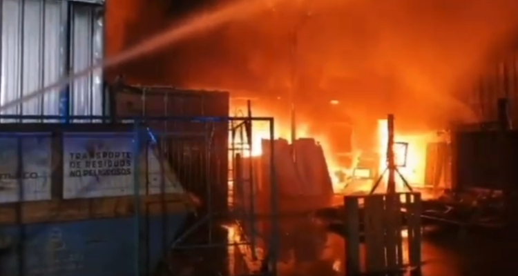 Gran incendio destruye empresa donde se trabaja con fibra de vidrio en Pudahuel