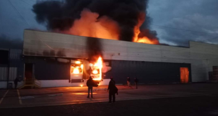 Incendio destruye empresa frutícola