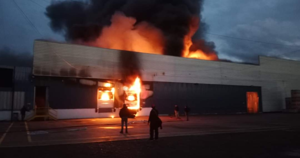 Incendio destruye empresa frutícola