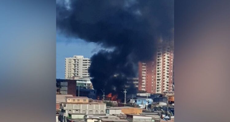 Incendio afecta a estructura de dos pisos y genera columna de humo negro en Iquique