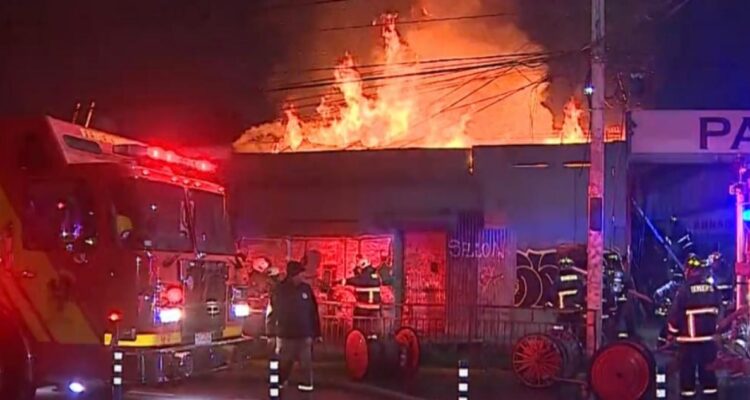 Tres locales comerciales y una vivienda abandonada destruida dejó incendio en La Cisterna