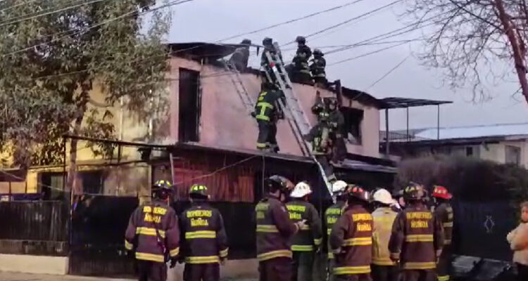 Incendio afecta a tres viviendas en Ñuñoa: no hubo lesionados