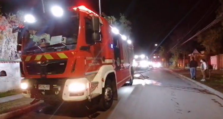Una persona muere en incendio que destruyó vivienda en Peñalolén