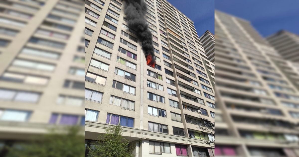 Incendio afecta a un edificio en el centro de Santiago