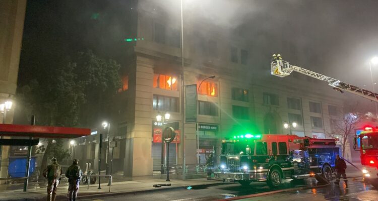 Incendio destruyó oficinas de la Seremi de Bienes Nacionales en Santiago