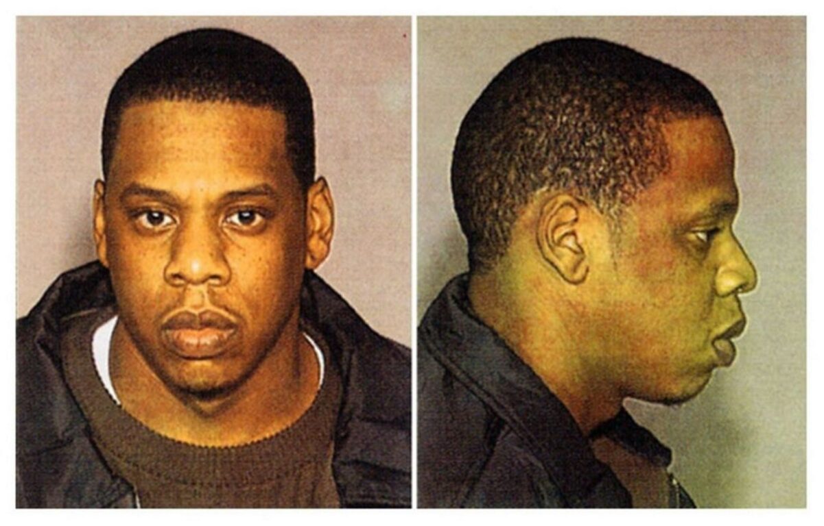 La estrella del rap Jay-Z fue uno de los famosos arrestados en 1999 por presuntamente apuñalar a un ejecutivo discográfico en un club nocturno de Manhattan.