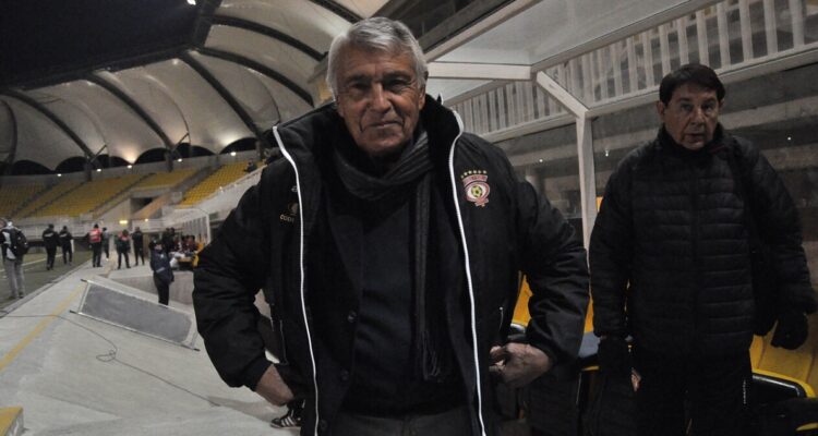 José Sulantay dirigiendo a Cobreloa.