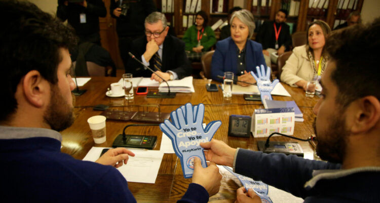 Ley Karin: Proyecto que sanciona acoso laboral abarcará al sector público tras compromiso del Gobierno