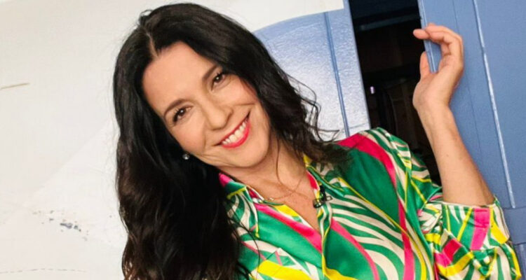 Karla Constant posa alegre en el estudio de Mucho Gusto de Mega.